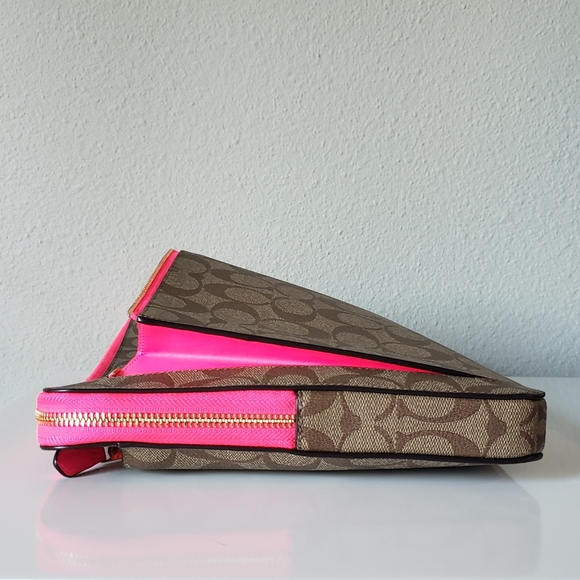 ❗SOLD❗❤Coach | Laptop Sleeve In Colorblock Signature - Picture 12 of 16